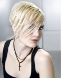 Krátký dámský účes z rovných vlasů blond barvy se sestříhanou ofinou na straně